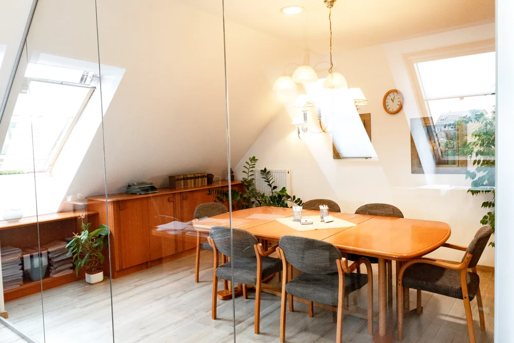 András ügyvédi irodájának belső tere Mosonmagyaróváron, elegáns és professzionális munkakörnyezetet bemutatva.