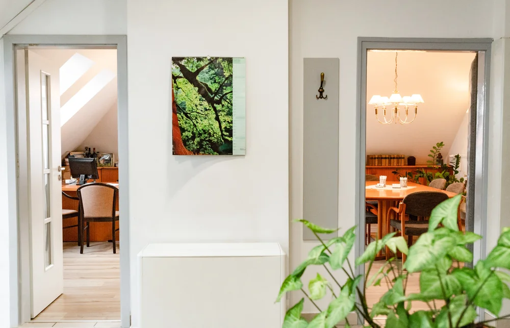 András ügyvédi irodájának munkaállomása Mosonmagyaróváron, szervezett és hatékony munkakörnyezetet tükrözve.