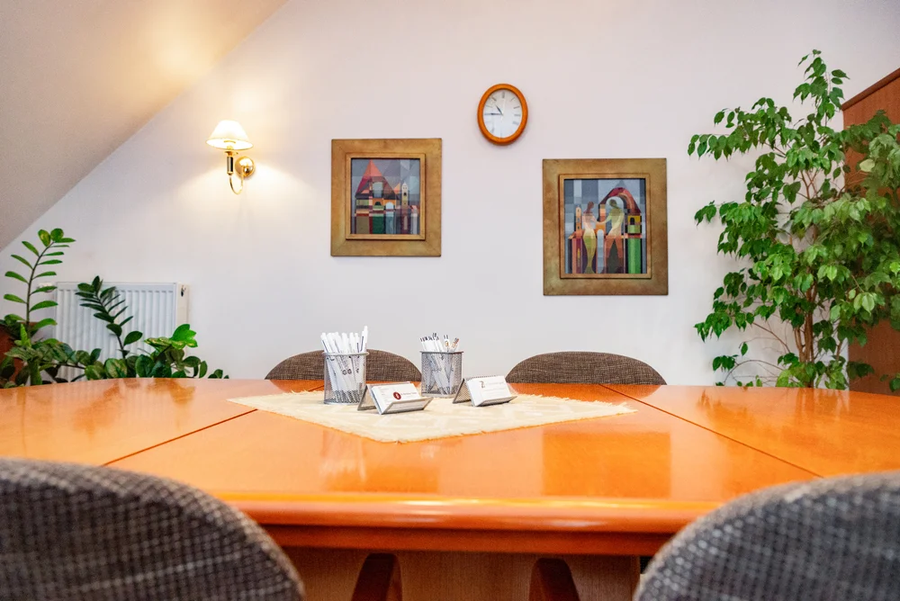 Klasszikus stílusú jogi iroda Mosonmagyaróváron, amely hagyományos jogi szolgáltatásokat nyújt.