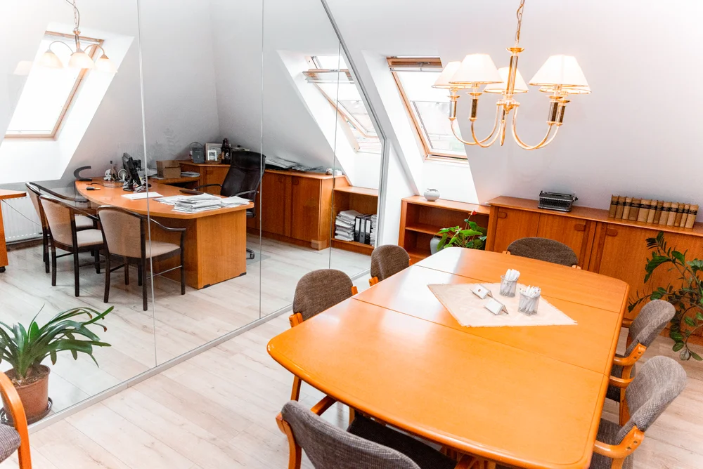 Modern berendezésű jogi iroda Mosonmagyaróváron, amely ideális helyszín ügyfelek fogadására.