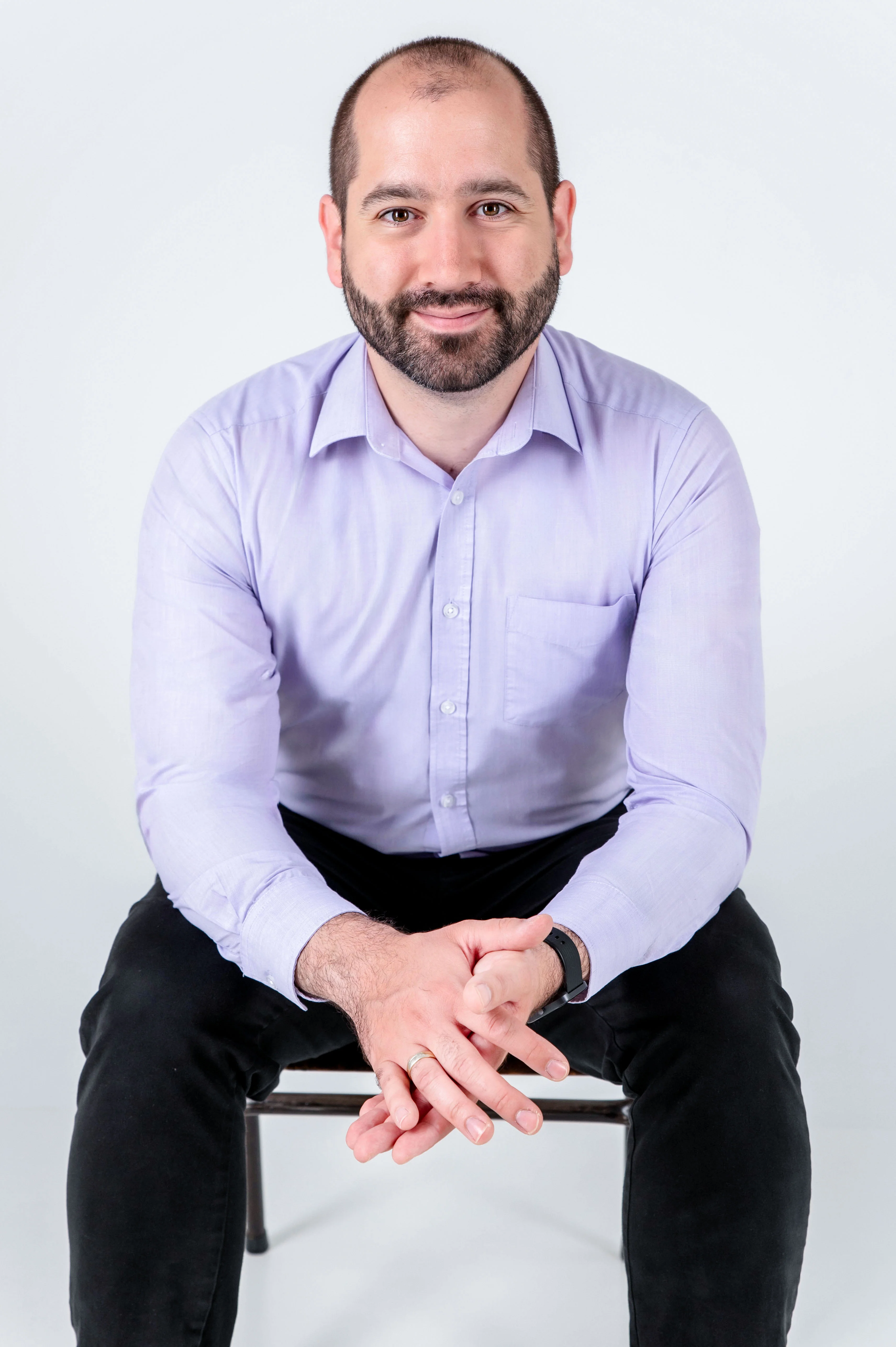 András ügyvéd portréja, amely professzionális és megközelíthető képet mutat róla, ideális jogi képviselethez.